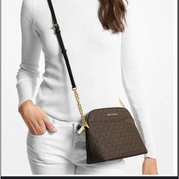 MICHAEL Michael Kors Handbags - MICHAEL MICHAEL KORS NWT Jet Set Travel Medium Dome Crossbody Bag. Beautiful 😍